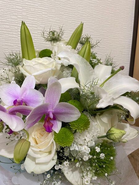 生花白グリーン系思いが伝わりますように……アレンジ花