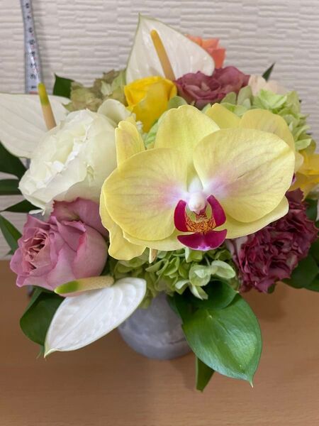 生花アレンジ気持ち溢れて…