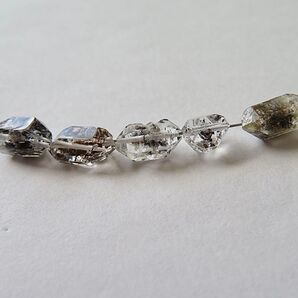 一点のみ 天然グラファイトインクォーツ ダブルポイントクリスタル ハーキマーダイヤモンド風 貫通穴 天然石ビーズ 5粒