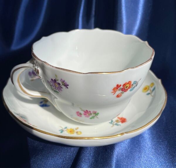 マイセンMeissen スキャダードフラワー(金彩ティーカップ&ソーサー)小花散らし柄