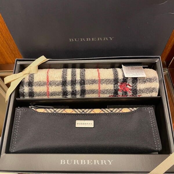 BURBERRY ノバチェックタオルハンカチ&ブラックペンケースは縁がノバチェック柄 ギフト2点セット ノベルティ【新品未使用】