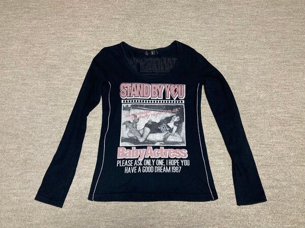 IZIC★長袖カットソー★ロングTシャツ★ロンT★バックプリント★ガール柄バクプリ★サイドライン細見え★美ライン★ネガ映画フィルム