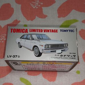 トミカリミテッドヴィンテージ 1/64 LV-37b ニッサン セドリック パーソナルデラックスV 白/黒 70年式