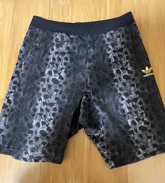 adidas アディダスオリジナル アディオリ ハーフパンツ ヒョウ柄 黒×金 ブラック ゴールド