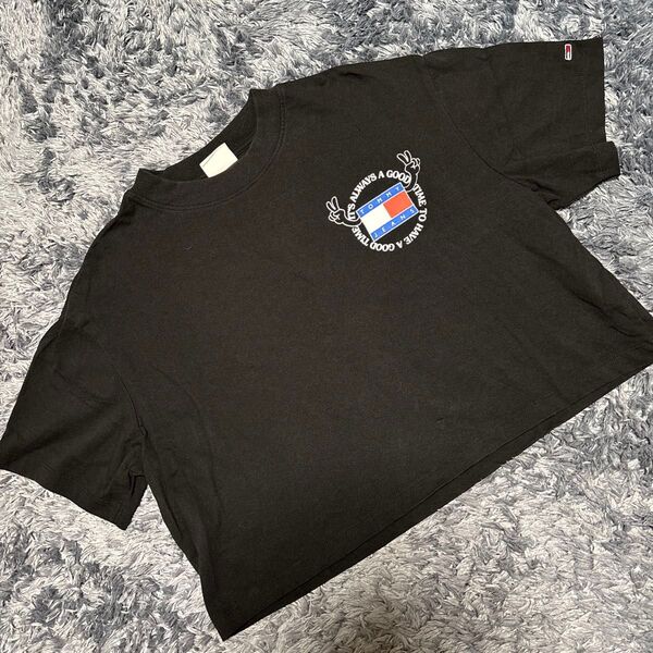 TOMMY JEANS クロップド丈Tシャツ ブラック
