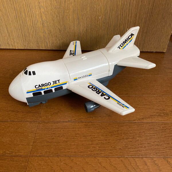 TOMY トミカ 飛行機 カーゴジェット機 ミニ車5台付き