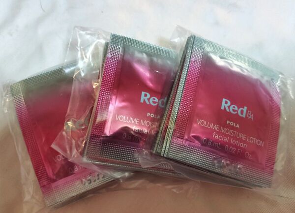 かなりお安くしております!保湿があるけどベタベタしない 使いやすい化粧水です REDBAボリュームモイスチャーローション30包