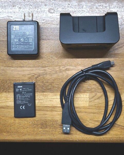 ソフトバンク かんたん携帯8 302ZT用 電池・充電器・ケーブル(本体はありません)