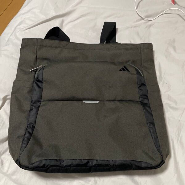adidas トートバッグ カーキ