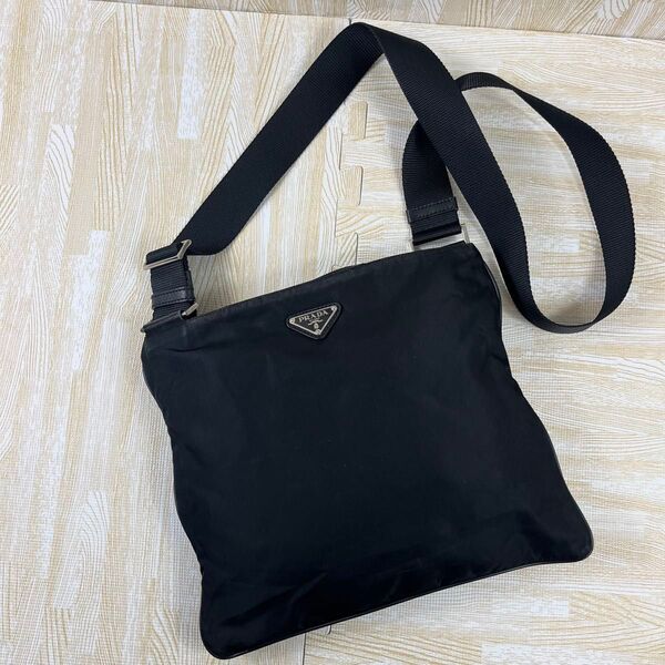 PRADA プラダ ショルダーバッグ サコッシュ 斜め掛け ブラック 黒 ナイロン 三角ロゴ メンズ レディース