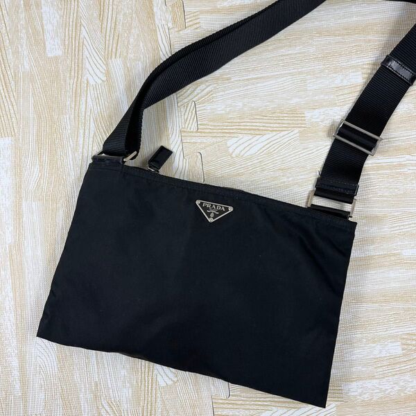 PRADA プラダ サコッシュ ショルダーバッグ 斜め掛け ブラック 黒 ナイロン ポシェット クロスボディバッグ 三角ロゴ