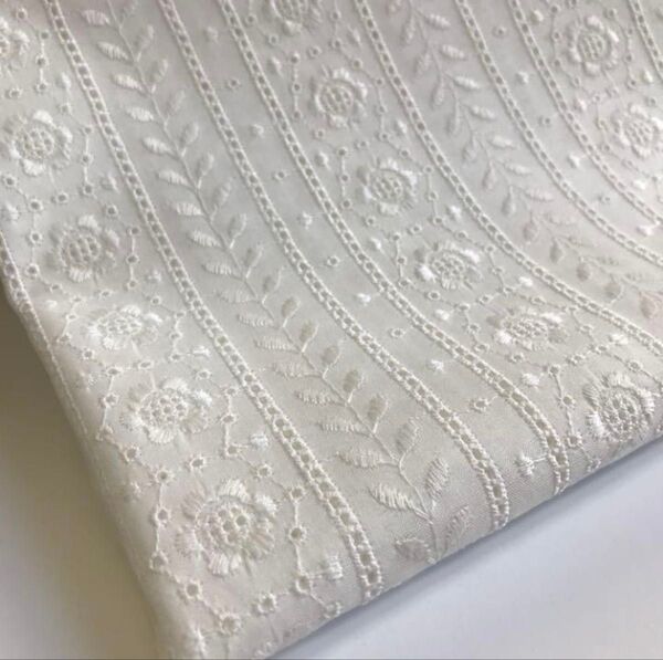在庫セール 刺繍生地 白