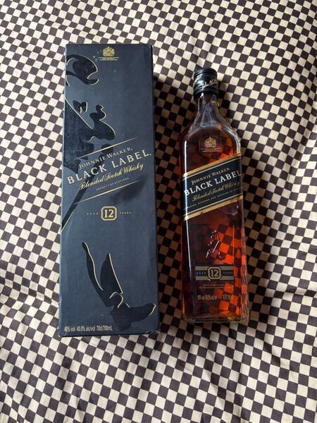 ジョニーウォーカー ブラックラベル 12年 黒キャップ 700ml