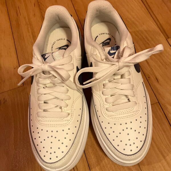 ナイキ 美品 NIKE COURT VISION ALTA DM0113-102 23.5cm スニーカー