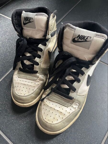 NIKE 銀 ブラック 白