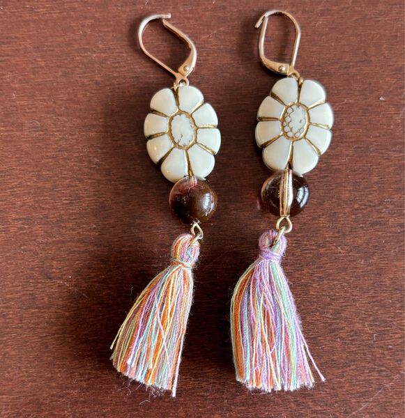花とタッセルピアス