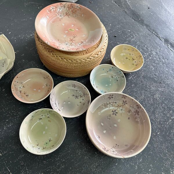 美濃焼桜模様の陶器ボウルセット 8点、小鉢5皿、大皿2、大鉢1、かご付き