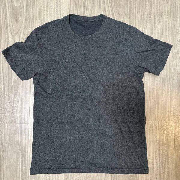ユニクロ グレーTシャツ