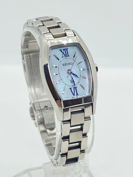 【稼働・ソーラー】SEIKO セイコー レディース腕時計 V117-0DK0 白蝶貝風 ブルー針 日本製 定価4万円級