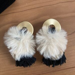 ハンドメイド ファー付きタッセルのピアス ブラック×ベージュ