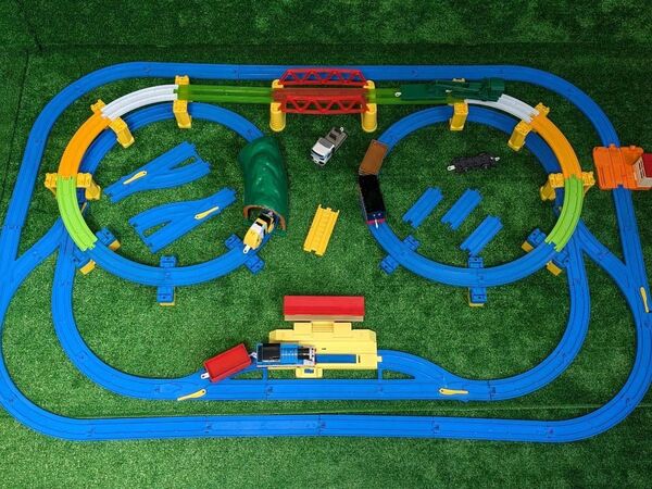 プラレール レイアウト 鉄橋 駅 トンネル 踏切 情景 カラフル レール 車両