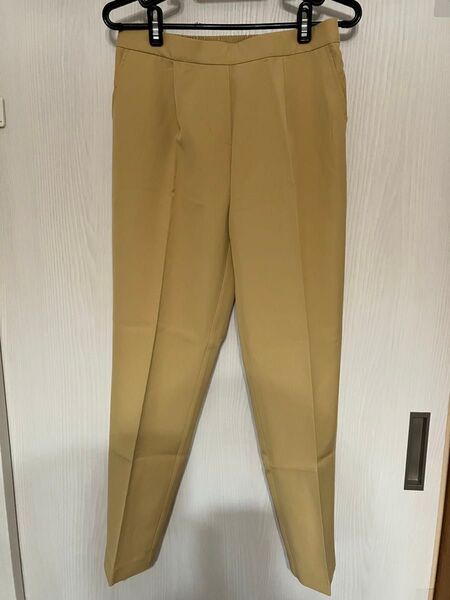 黄色のテーパードパンツ マスタードイエロー センタープレス スラックス