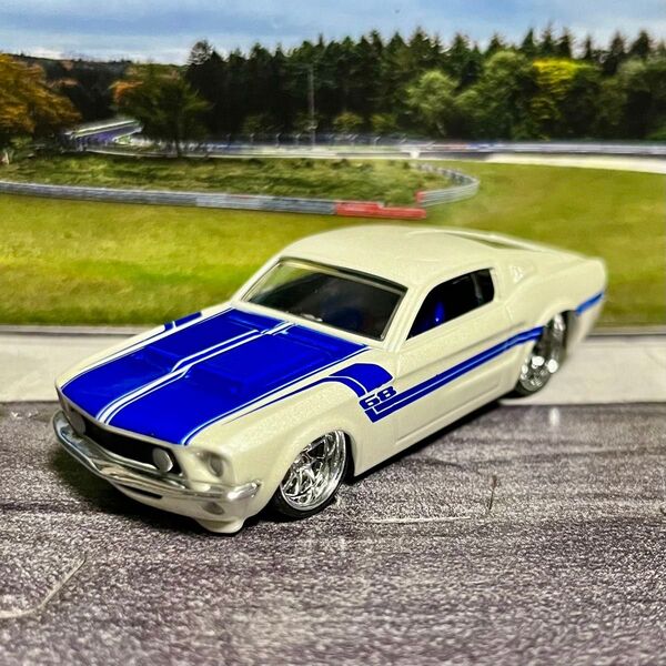 (トミカ・ホットウィール・MINI GT) ホットウィール 68 Mustang おそらく1/43サイズです。