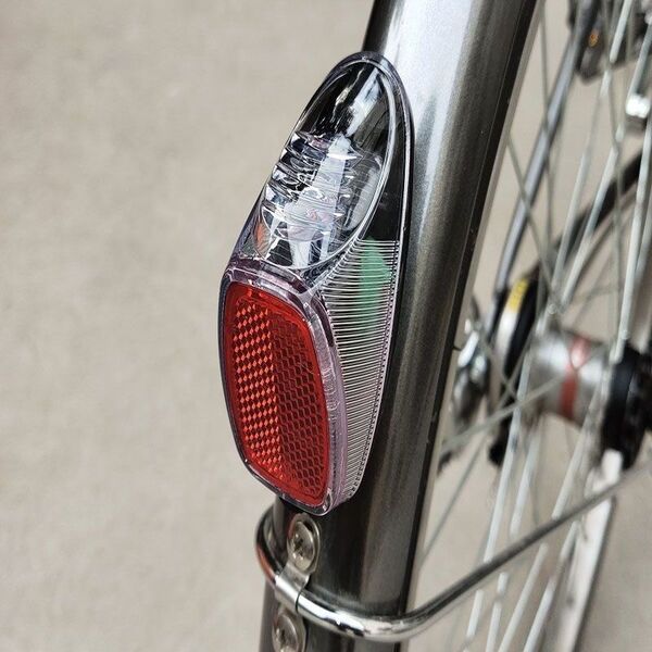 ソーラー充電。 自転車のリアテールライト。 暗くなると自動で点滅します。