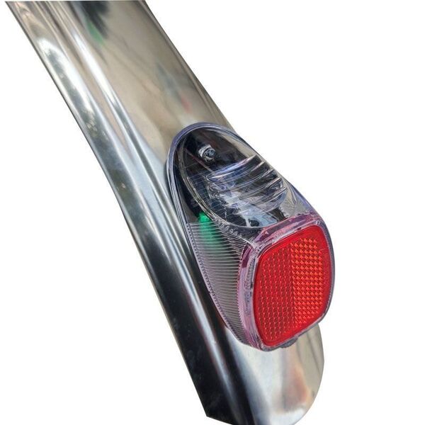 ソーラー充電。 自転車のリアテールライト。 暗くなると自動で点滅します。