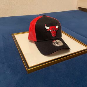 【新品未使用】NEW ERA シカゴブルズ トラッカーキャップ レッド ブラック