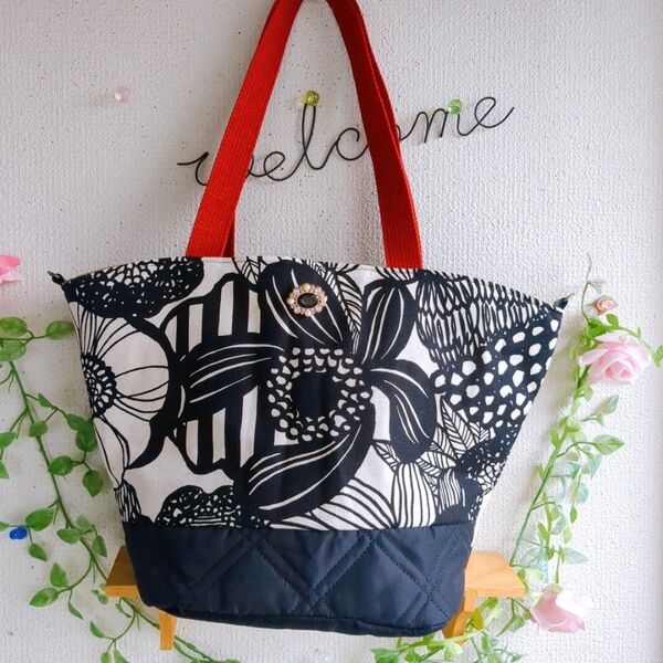 小ぶりな楕円底トートバッグ黒花柄 ハンドメイド Dカン付ショルダー可 手提げトートバッグ2way 花