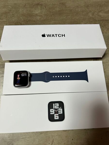 Apple Watch SE 第2世代 GPSモデル 40mm シルバーアルミニウムケースとストームブルースポーツバンド S/M