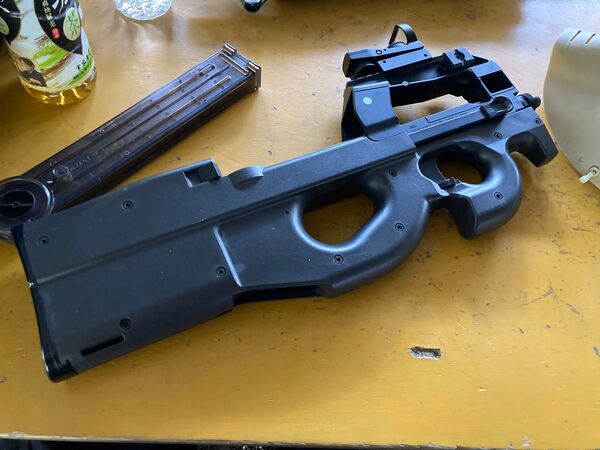 p90本体、マガジン3つ、ドットサイト 東京マルイ 電動ガン P90