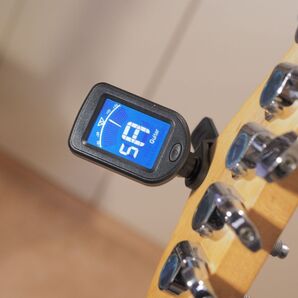 楽器用クリップチューナー ギターなどに 電池付 エレキ/アコギ/ベース/バイオリン/ウクレレ等OK 結線不要