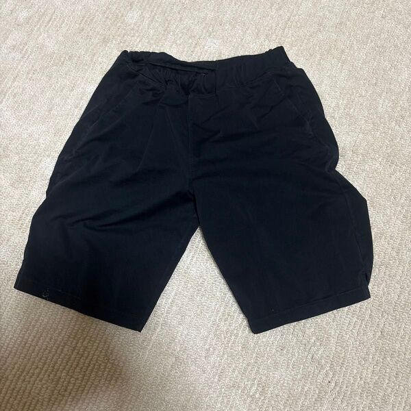 UNIQLO 黒のハーフパンツ150cm