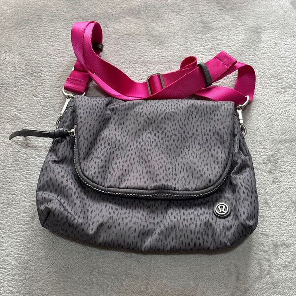 lululemon ルルレモン ショルダーバッグ ピンクストラップ ドット柄 グレー 未使用 クローゼット保管