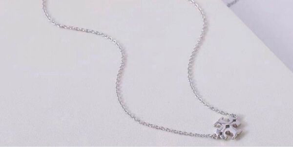 N12023Sトリーバーチ ロゴネックレス シルバー色