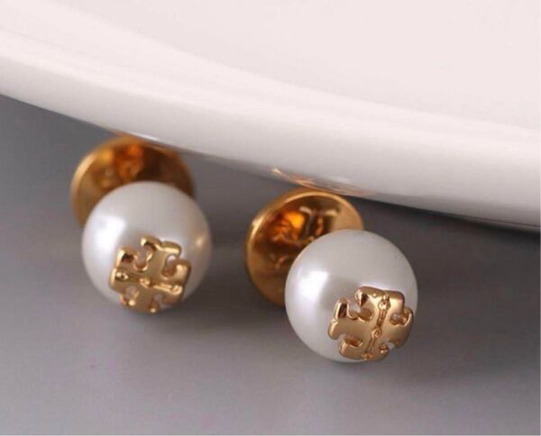 N11065G トリーバーチ スタッズピアス ロゴ&パール ゴールド色
