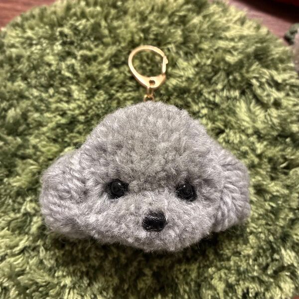 一緒にお出かけ*うるうるおめめのグレートイプードル ポンポン毛糸キーホルダー* シルバー ねずみ色 灰色