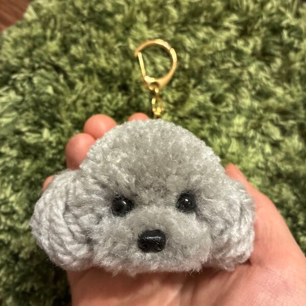 *うるうるおめめのグレートイプードル ポンポン毛糸キーホルダー*シルバー 灰色 犬 うちの子 プレゼント ギフト