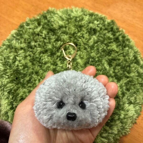 *うるうるおめめのアフロトイプードル ポンポン毛糸キーホルダー*グレー 灰色 シルバー うちの子 ペット 犬