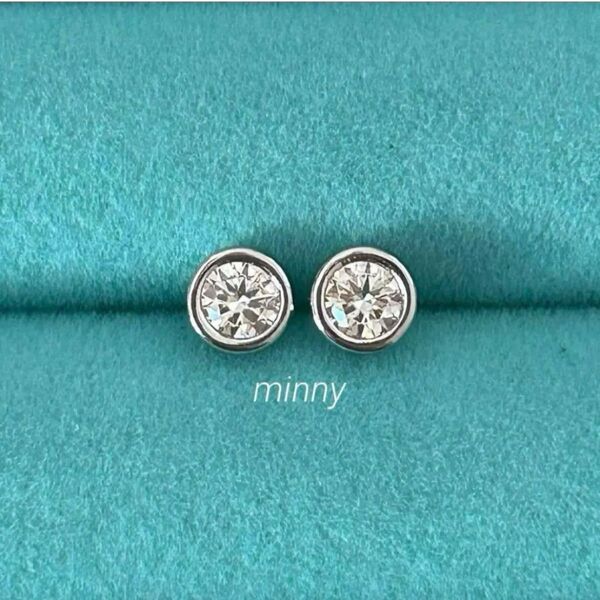 モアサナイト (人工ダイヤモンド) ベゼルセッティング ピアス 0.3ct