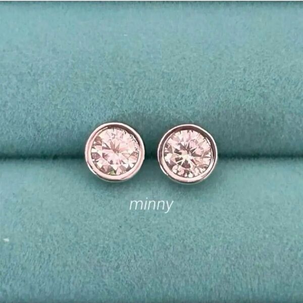 モアサナイト(人工ダイヤモンド)ベゼルセッティング ピアス 0.5ct