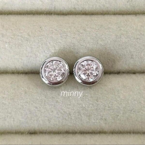 モアサナイト (人工ダイヤ)ベゼルセッティング ピアス シルバー 0.5ct F