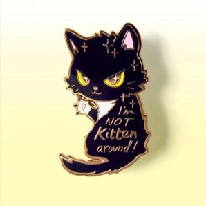 黄色い目の黒猫ちゃんピンバッジブローチ