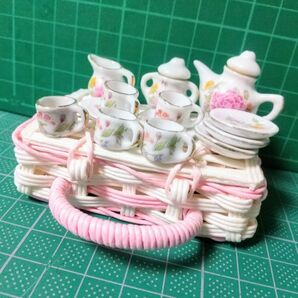 ドールハウスミニチュアティーセット ハンドメイドバスケット(華白)