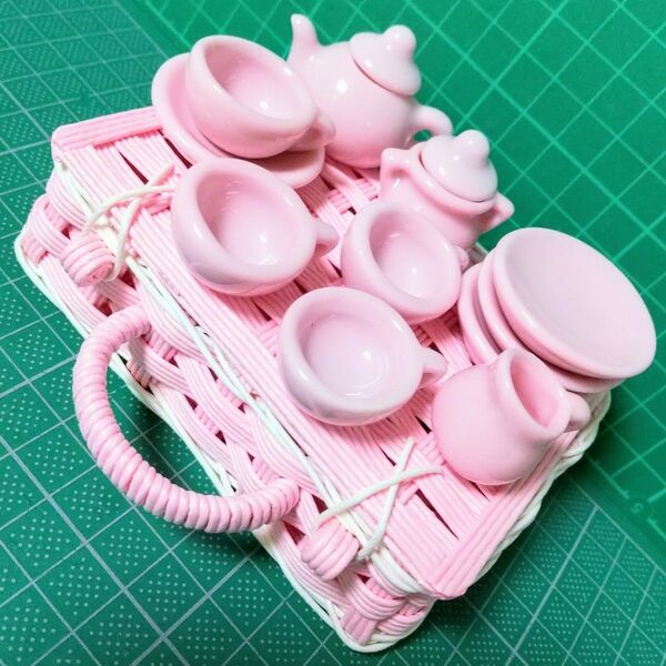 【新品】ドールハウスミニチュアティーセット ハンドメイドバスケット(ピンク)α