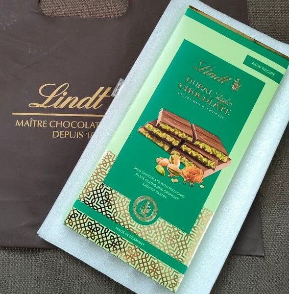 ドバイチョコ Lindt リンツ ドバイスタイルチョコレート ミルクチョコレートwithピスタチオ