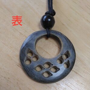 【新品未使用】ネックレス 黒 円形 幾何学模様風 アクセサリー ペンダント ネックレス オシャレデザイン 使いやすい 素敵