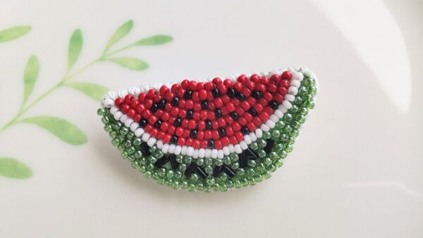 スイカのビーズ刺繍ブローチ